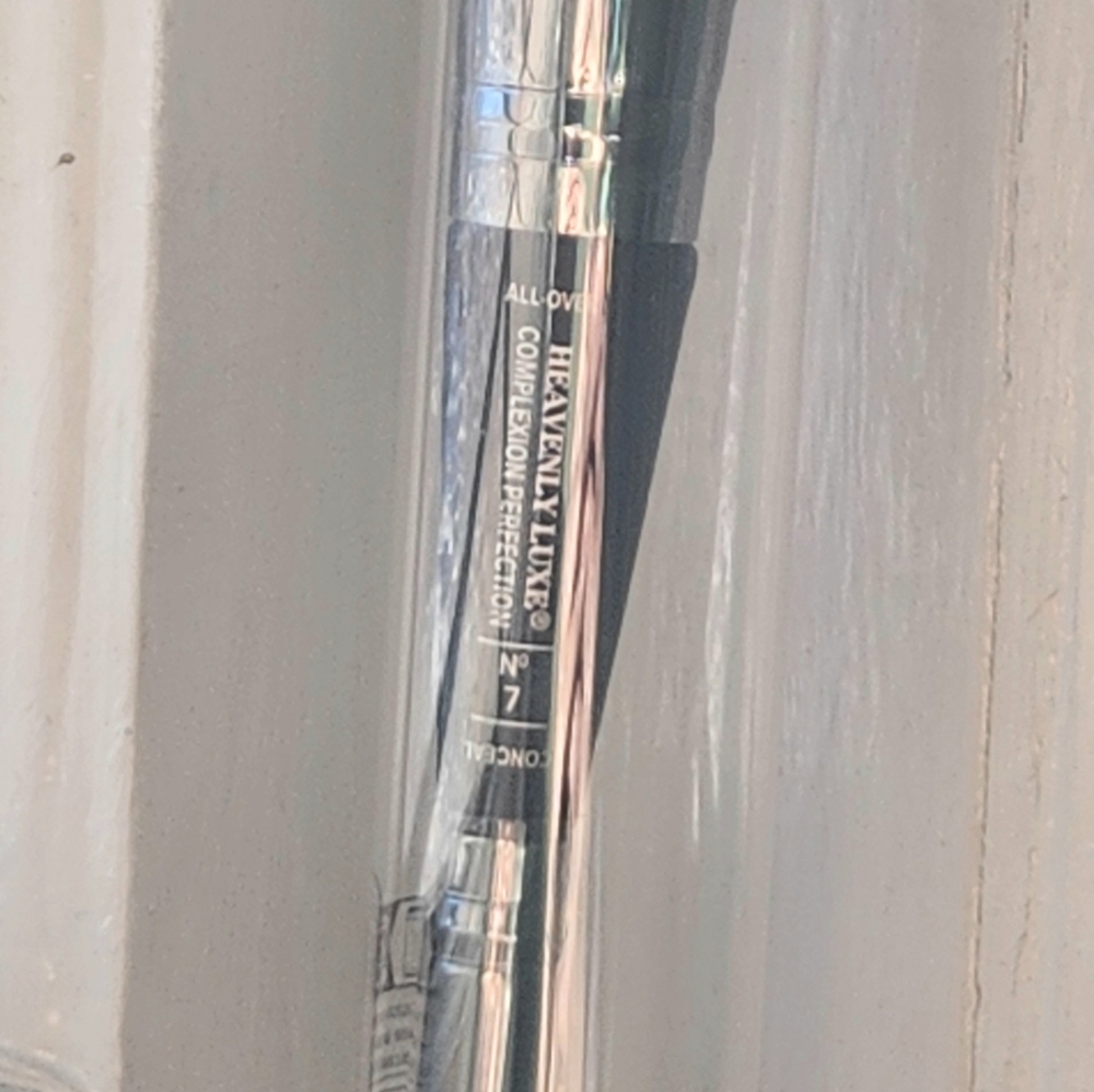 NIB IT COSMETICS HEAVENLY LUXE COMPLEXION BRUSH NO.7 - Picture 10 of 13